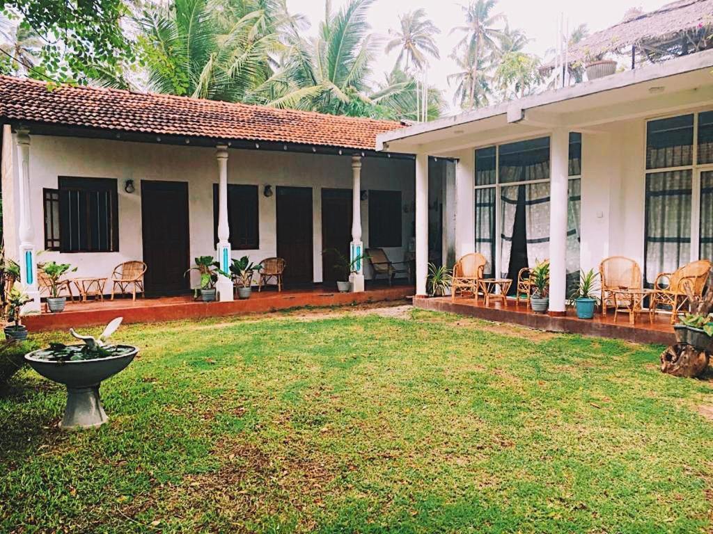 Lotus Surf House Otel Midigama East Dış mekan fotoğraf